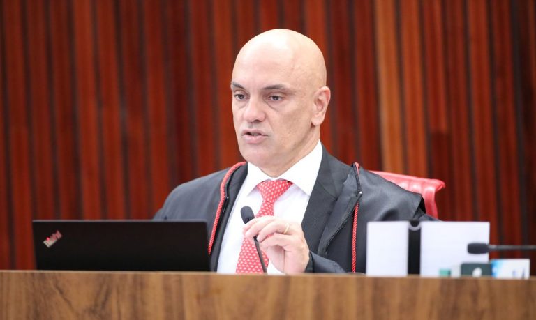 Moraes não reconhece vínculo trabalhista de motorista de aplicativo