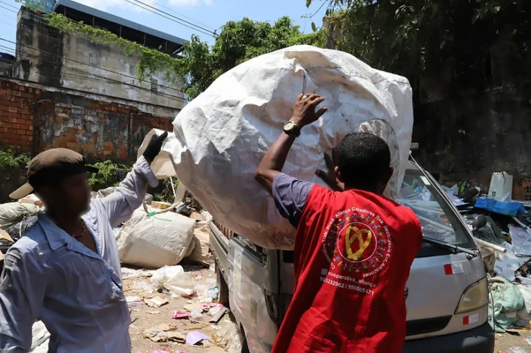 DPE quer que Prefeitura de Manaus forneça material adequado para catadores de materiais recicláveis