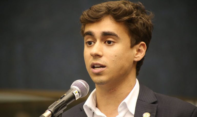 Moraes dá 24 horas para defesa de Bolsonaro explicar uso de celular por Nikolas Ferreira durante visita