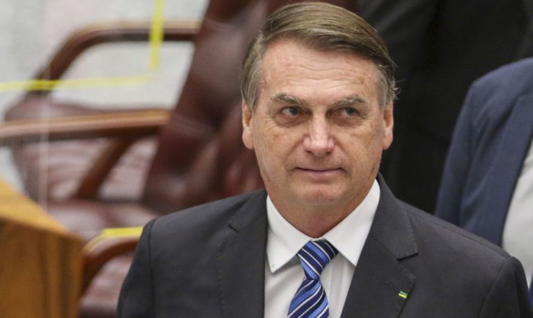 Bolsonaro ainda posa de presidente em redes sociais e aborrece Luiz Inácio Lula da Silva