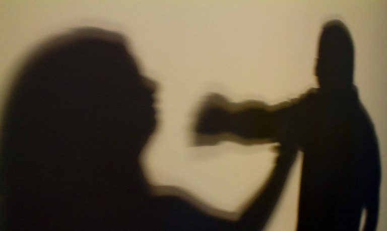 Projeto aumenta pena para feminicídio cometido contra a própria mãe