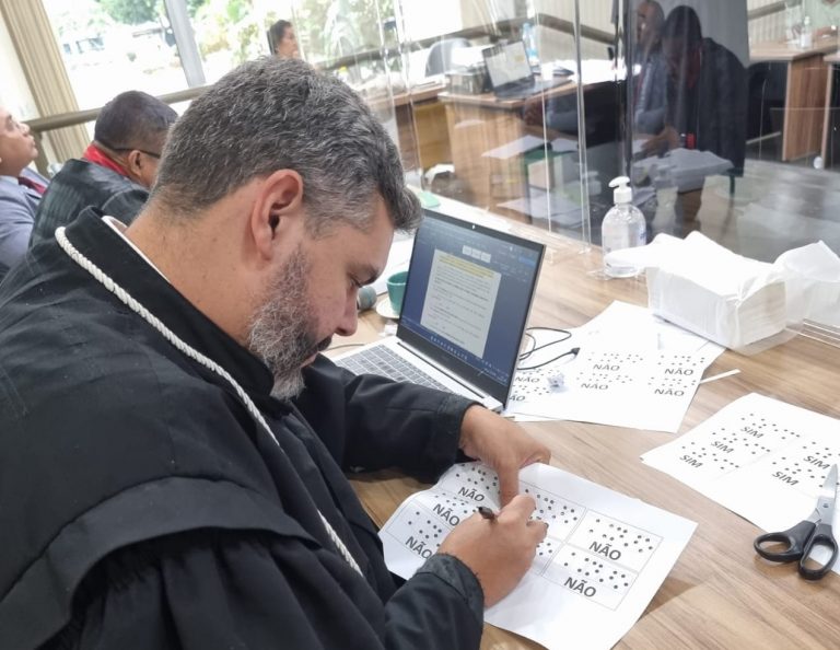 Jurado com deficiência visual participa de julgamento na 3.ª Vara do Tribunal do Júri de Manaus