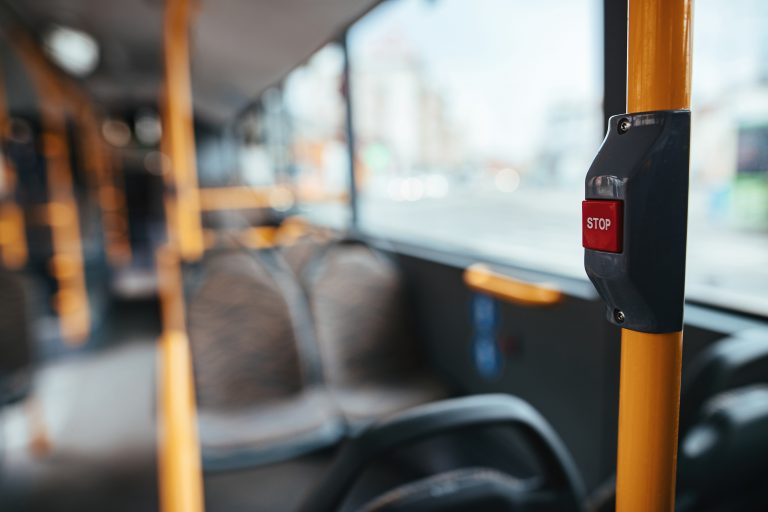 Justiça condena empresa de ônibus por queda de passageira