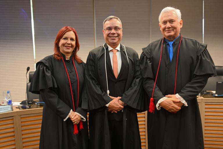 Juiz Cássio Borges toma posse como membro substituto do TRE/AM