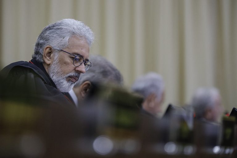 Portador de doença de Crohn garante exame e ganha indenização contra Seguradora