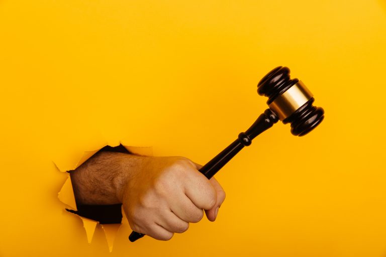 Barreira etária não se aplica para afastar policial que ficou no cargo por decisão da justiça