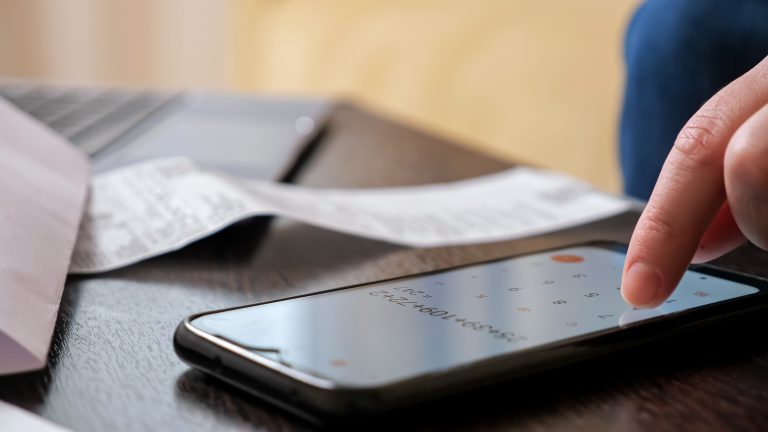 Doação não autorizada à instituição de caridade na fatura de telefone do cliente gera indenização