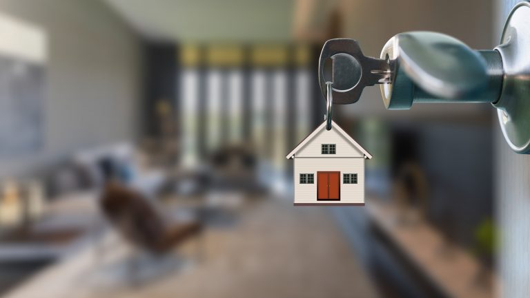 Homem deve indenizar ex por cortar energia e trocar fechadura do imóvel onde ela vivia
