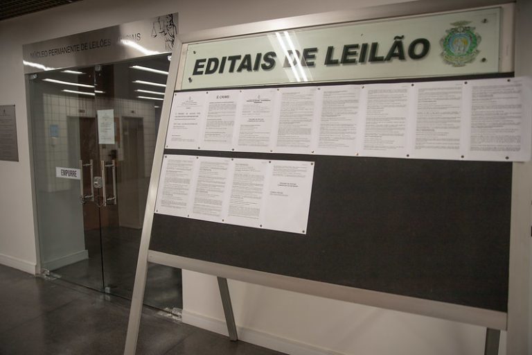 Comarca de Coari divulga leilão de partes de lote de terra no município