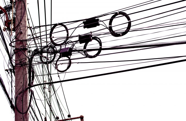 Concessionária é responsável por queda de fio de alta tensão em motociclista