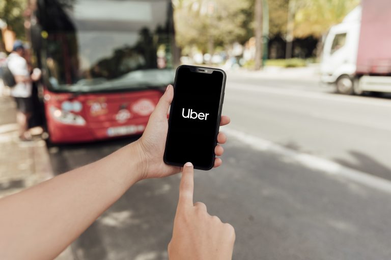 Uber é condenada a indenizar usuário por desconto de corrida realizada por terceiro