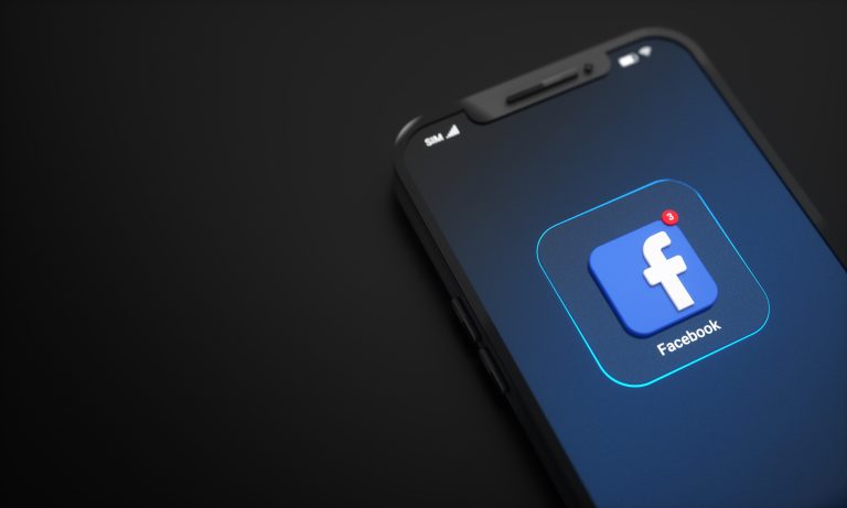 Facebook é condenado a restituir usuária por anúncio falso