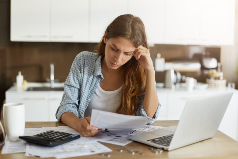 Banco deve indenizar consumidora que teve nome negativado por fraude de terceiro