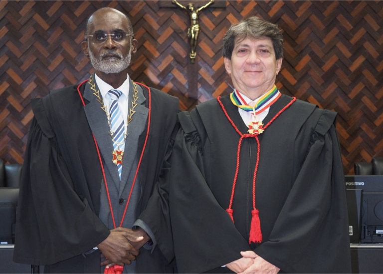 Desembargador Alberto Bezerra de Melo é empossado no TRT-11