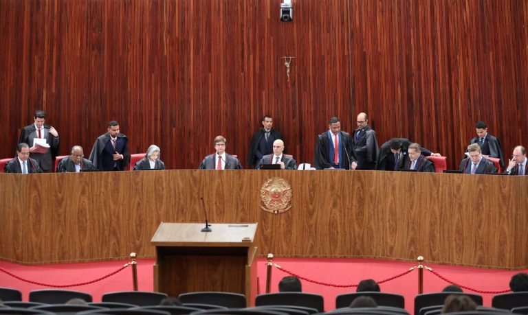 TSE multa Nikolas, Zambelli e filhos de Bolsonaro por divulgarem fake news contra Lula