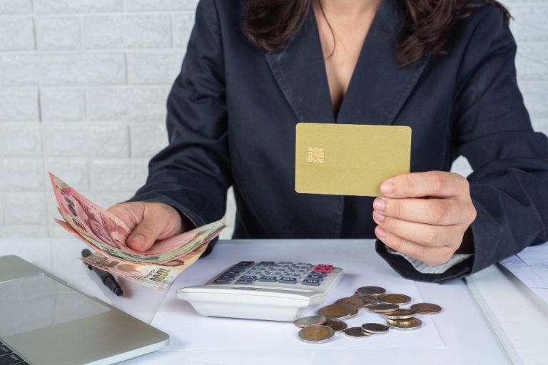 Cliente que usa os serviços do banco não têm direito a dano moral por cobrança indevida