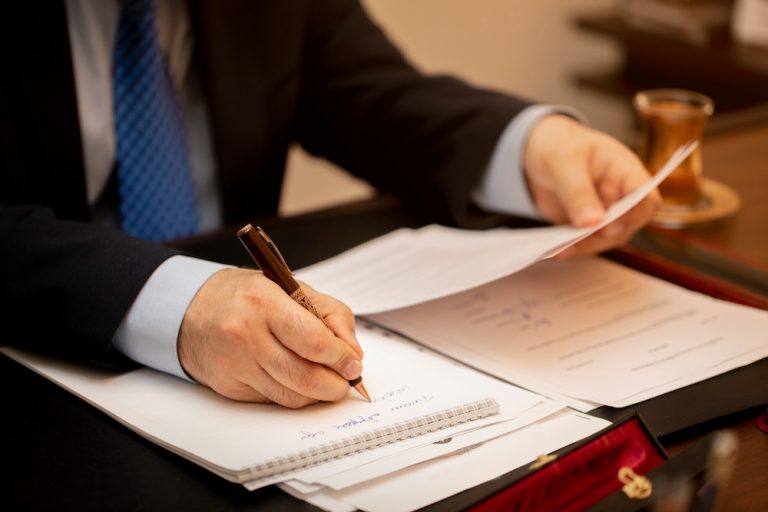 CCJ aprova manutenção do nome de casado em qualquer hipótese de fim do casamento