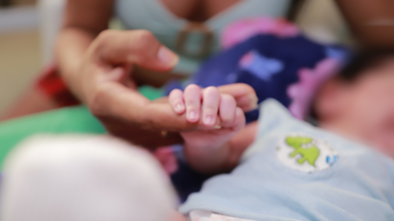 Pai de gêmeos consegue licença de 180 dias, mesmo período previsto para as mães