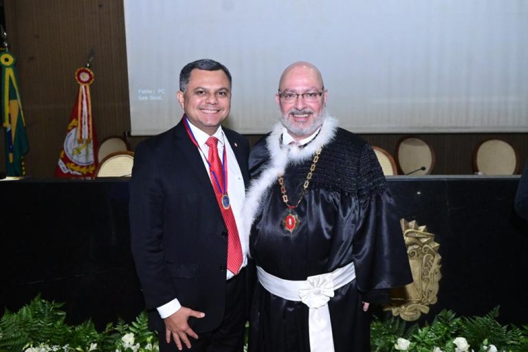 Em sessão solene de 132 anos do MPPA, PGJ amazonense é homenageado com medalha comemorativa