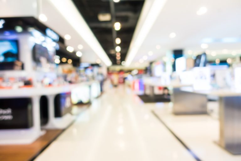 Shopping e lojas Bemol devem pagar danos morais por tratar cliente como suspeito