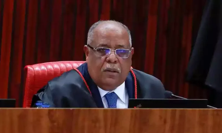 Relator no TSE vota pela inelegibilidade de Bolsonaro