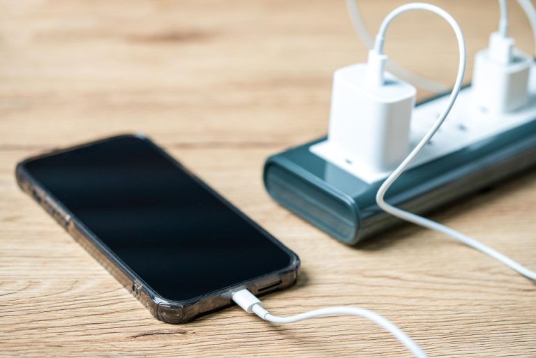 Juiz no Amazonas condena Apple a indenizar cliente em R$ 6 mil por omissão na entrega de conector