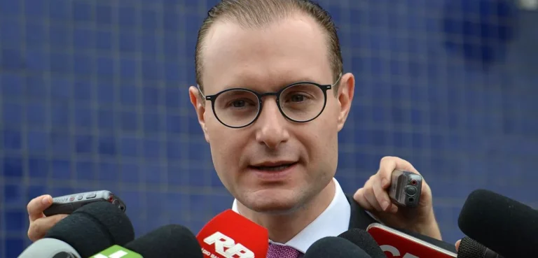 Lula confirma que indicará Zanin para o STF