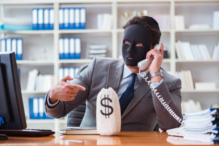 Cliente nega transação e acusa golpe na transferência de dinheiro entre contas bancárias