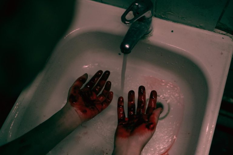 Homem que matou ex-mulher com pia do banheiro é condenado a 28 anos de prisão