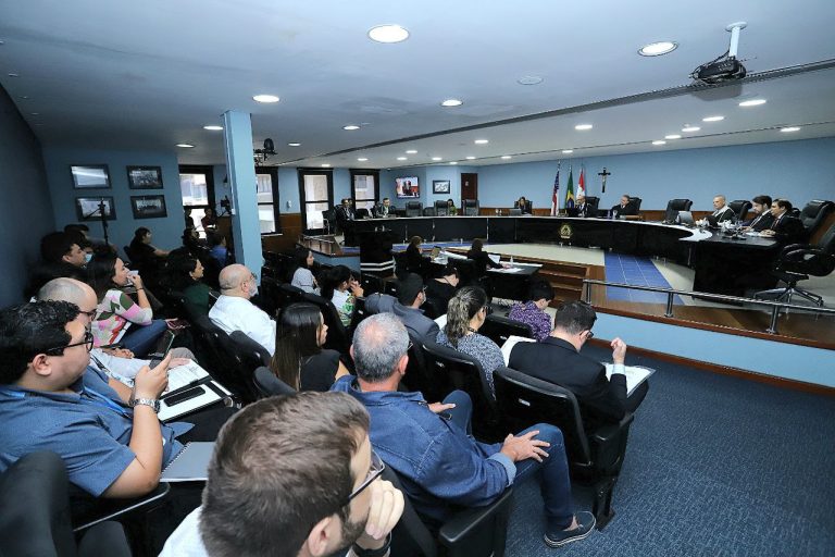 ​TCE-AM reprova contas e aplica multa milionária a ex-gestora de maternidade no Estado