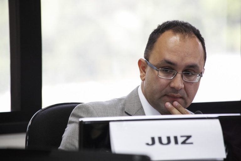 Juiz condena Vivo a compensar cliente em R$ 5 mil por danos de negativação indevida