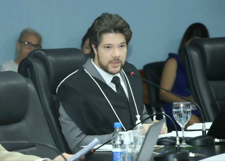 ​Conselheiro do TCE-AM suspende licitação de Coari por irregularidade