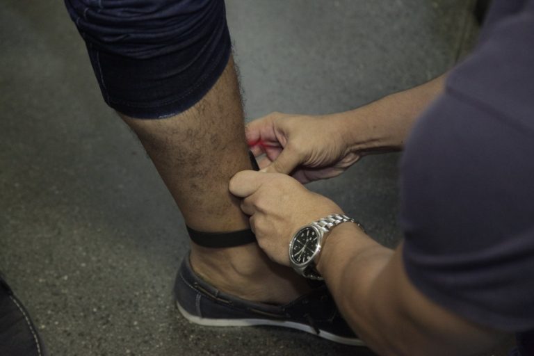 Justiça determina monitoramento por tornozeleira a membro do Comando Vermelho e MP recorre