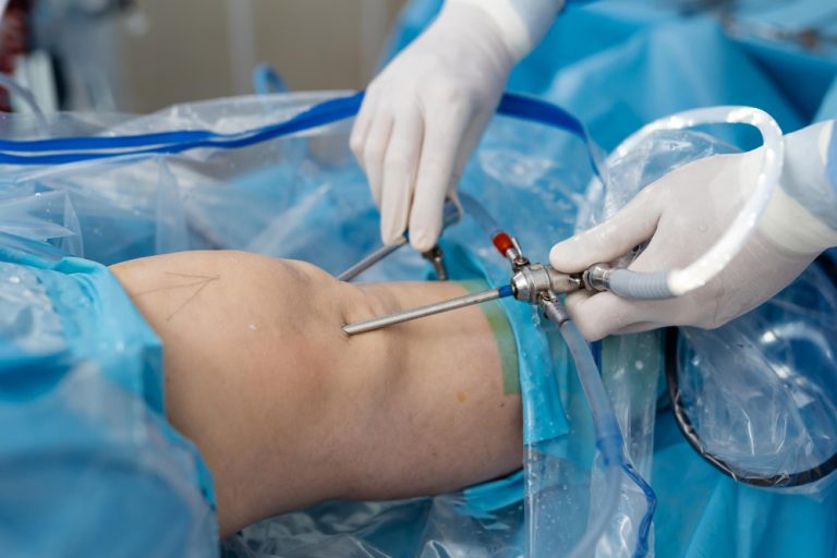 Médica colombiana acusada por morte de paciente em lipoaspiração segue em prisão preventiva