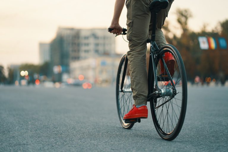Dentadura e R$ 10 mil para ciclista que caiu em buraco de via pública não sinalizado