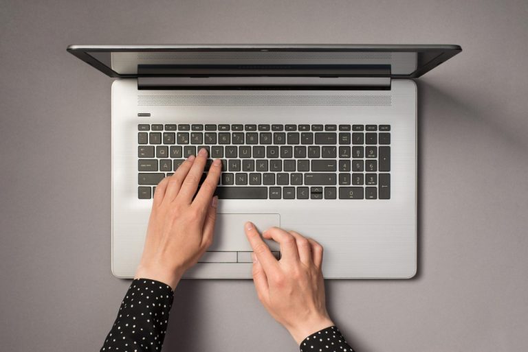 Homem terá de indenizar ex-esposa após conversa com amante ser divulgada em rede social