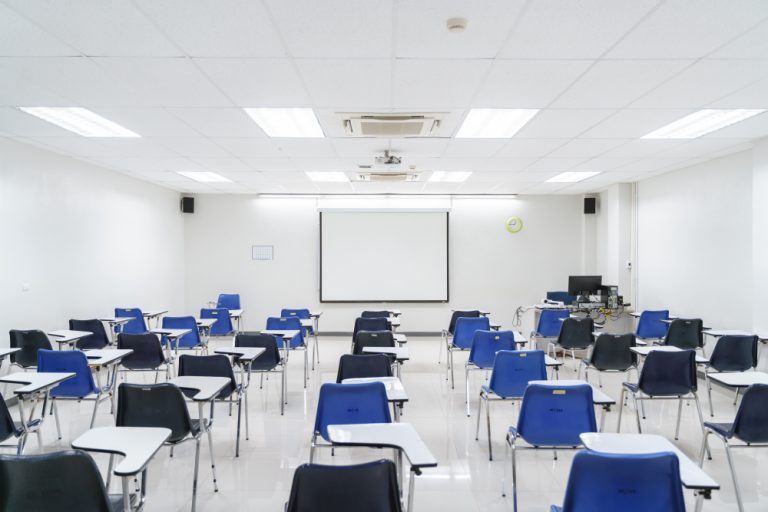 Faculdade deve indenizar por conduta homofóbica
