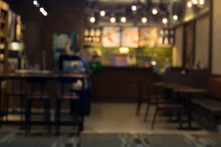Restaurante é condenado a indenizar cliente por queda em área sem sinalização