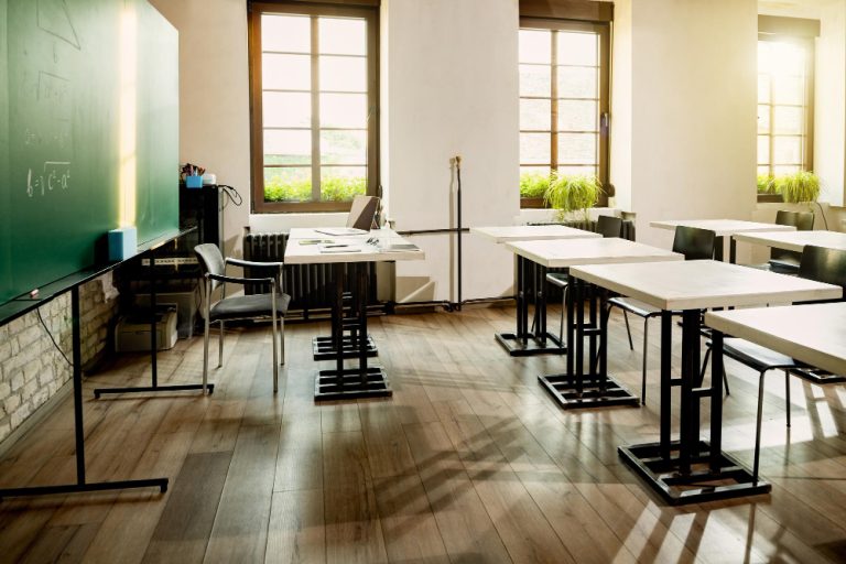 Universidade é condenada a indenizar professor por mudança na forma de pagamento