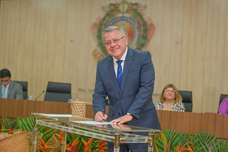 Juiz Gildo Carvalho toma posse como presidente da Associação dos Magistrados do Amazonas