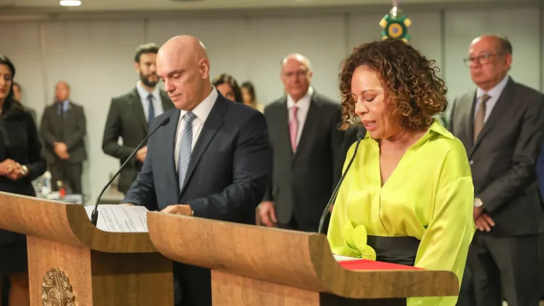 TSE empossa primeira ministra negra na história