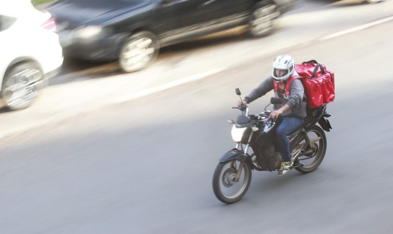 Dizer que cedeu a moto para o amigo comprar pães quando este vendeu drogas é inaceitável