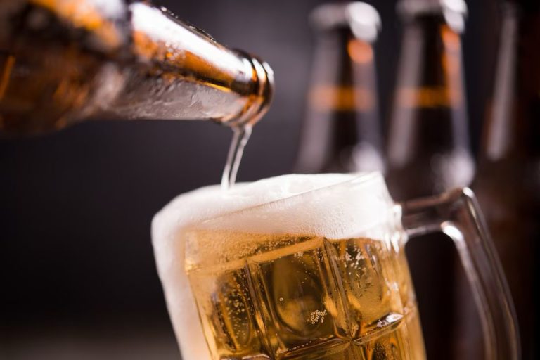 Homem é condenado por agredir dono de bar com martelo após ter fiado negado