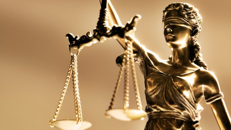 A mera impugnação do contrato pelo cliente exige que o processo prossiga contra o Banco
