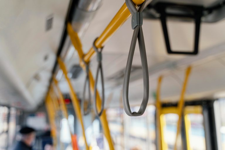 Projeto permite que policiais, bombeiros e militares andem de graça no transporte público