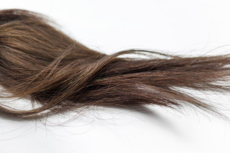 Consumidora será indenizada após prótese de cabelo apresentar problemas com o uso