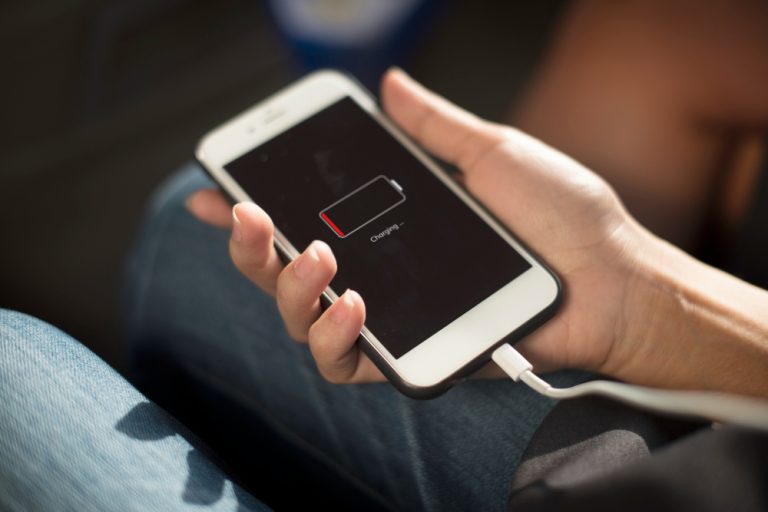 Juiz fixa em R$ 10 mil o valor dos danos suportados pelo cliente pela falta de carregador da Apple