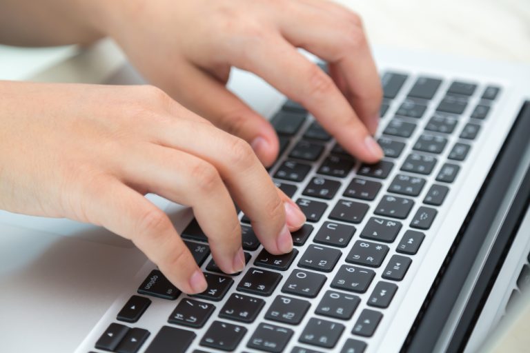 Justiça determina que administração de redes sociais seja devolvida a político do Estado