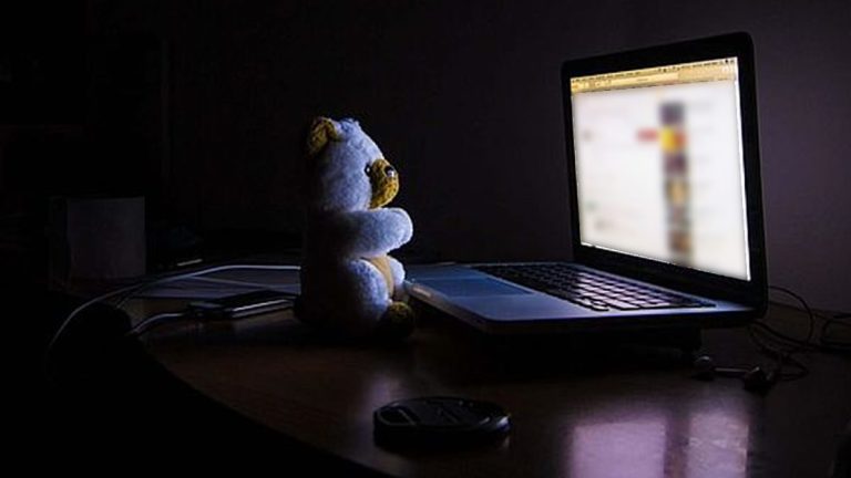 Armazenar e divulgar pornografia infantil são crimes autônomos, fixa STJ