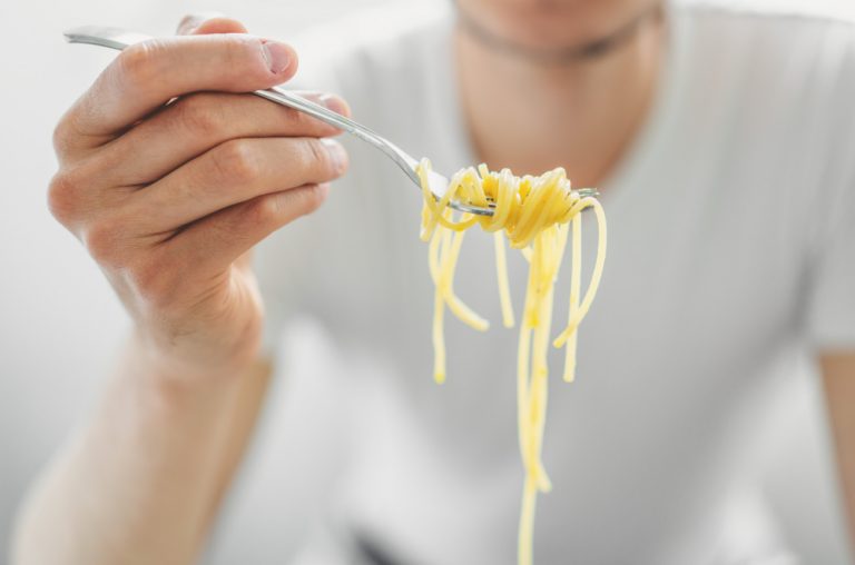Empresa de macarrão instantâneo deve indenizar consumidor que ingeriu alimento com larvas em Manaus